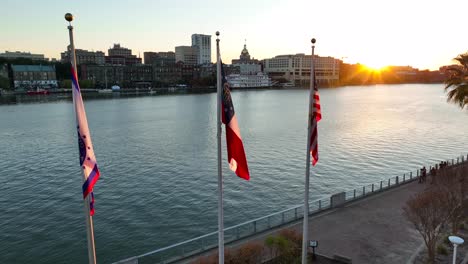 Savannah-Georgia-Waterfront-Vista-De-Banderas-En-Reposo