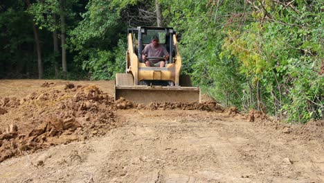 El-Cargador-De-Dirección-Deslizante-Caterpillar-287b-Nivela-La-Suciedad-Para-Crear-La-Pendiente-Perfecta-Para-El-Banco-Superior-De-Un-Estanque-Nuevo