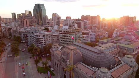 Museo-Nacional-De-Bellas-Artes-Drone-Aéreo-Sobre-Santiago-Chile-Arquitectura-Bandera-País-Centro,-Rascacielos,-Tráfico-Diario-En-La-Capital-Andina-Urbana-Junto-Al-Parque-Forestal