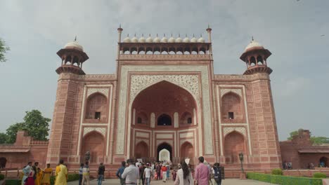 Taj-Mahal,-Agra,-India-Wide-shot-Showing-Landscape-7-Wonders-of-the-World-Destination-Popular-Tourist-Attraction-Historical-Building-and-Architecture-Sunny-Day-Clear-Skies-4K-UHD-25FPS