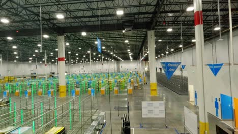 Sistema-De-Transporte-Dentro-De-Las-Instalaciones-Del-Almacén-Inteligente-De-Amazon