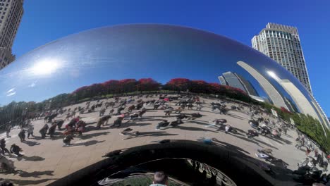 Estatua-De-Frijol-En-Chicago,-Illinois-Con-Video-Cardán-Caminando-Hacia-Adelante-De-Cerca