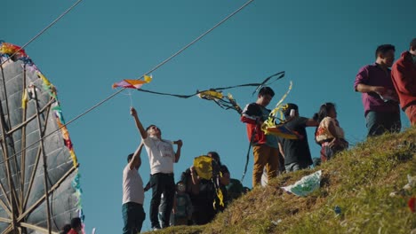 Menschen-Mit-Ihren-Drachen-Am-Tag-Der-Toten-In-Sumpango,-Guatemala---Weit