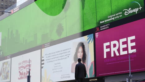 Pantalla-Grande-Alrededor-De-Times-Square-En-Nueva-York,-Estados-Unidos