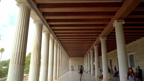 Filas-De-Columnas-De-Mármol-Blanco-En-Stoa-De-Attalos