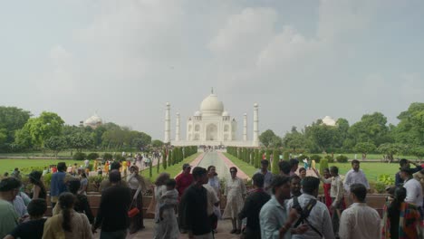 Taj-Mahal,-Agra,-India-Wide-shot-Showing-Landscape-7-Wonders-of-the-World-Destination-Popular-Tourist-Attraction-Historical-Building-and-Architecture-Sunny-Day-Clear-Skies-4K-UHD-25FPS