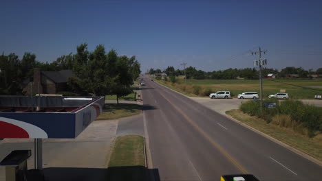 Aufnahme-Eines-Autos,-Das-An-Einer-Tankstelle-Im-Ländlichen-Tulsa,-Oklahoma,-Usa,-Einfährt