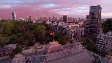 Luftdrohne-Des-Violetten-Himmels-über-Dem-Museum-Der-Schönen-Künste-In-Santiago,-Chile,-Die-Die-Südamerikanische-Hauptstadt-In-Der-Nähe-Der-Andenkordilleren-Fliegt,-Erstklassig