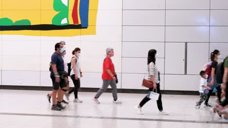 Cientos-De-Viajeros-Chinos-Caminan-A-Través-De-Un-Cruce-De-Plataformas-Entre-Diferentes-Líneas-De-Metro-Durante-La-Hora-Pico-En-Una-Estación-De-Metro-Abarrotada-En-Hong-Kong