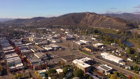 Luftbahn-über-Roseburg-Oregon,-Usa