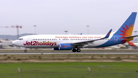 Primer-Plano-De-Un-Boeing-737-De-La-Aerolínea-Jet2holidays-Aterrizando-En-El-Aeropuerto-De-Faro-En-Portugal