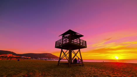 Hölzernes-Wachhaus-Am-Plage-D-Agadir-Strand-Marokko-Zeitraffer