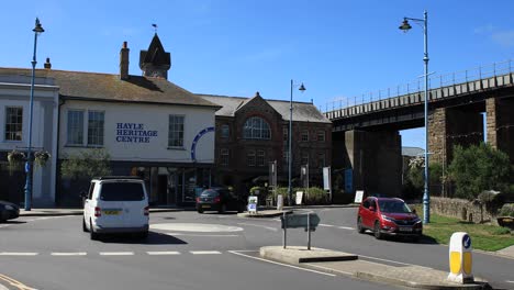 Berühmte-Hayle-Viadukt-Eisenbahnbrücke-Und-Fahrzeugverkehr-In-Der-Innenstadt-Von-England