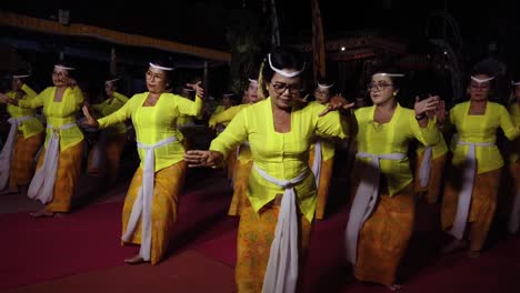 Adult-Women-Dancers,-Temple-in-Bali-Indonesia,-Traditional-Offering-to-the-Gods-in-Hindu-Balinese-Religion,-Balinese-Dance