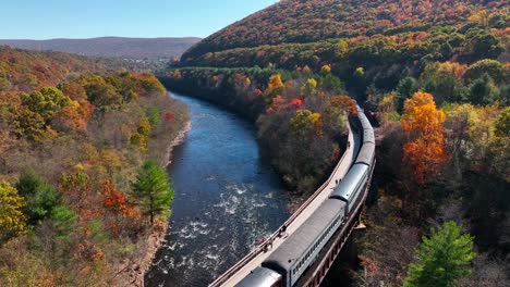 Altmodischer-Zug-In-Den-Bergen-Des-Lehigh-Gorge-State-Park-In-Carbon-County,-Pennsylvania