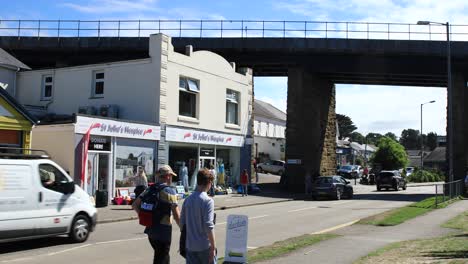 Einkaufsstadt-Mit-Vorbeifahrenden-Autofahrern-Und-Passanten-In-Hayle-In-Der-Nähe-Des-Eisenbahnviadukts