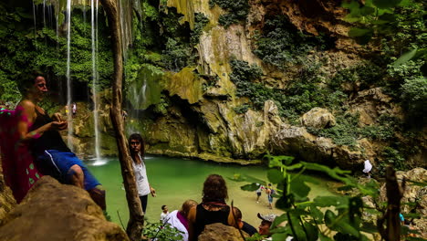 Timelapse-De-Turista-Relajándose-En-El-Arroyo-En-Una-Cueva-De-Cascada-En-Marruecos