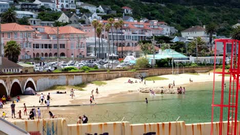 Touristen-Schwimmen-In-Kalk-Bay-Sonniger-Ozean-Kapstadt-Küstenstrand-Südafrika