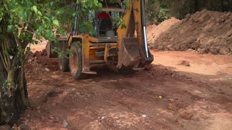 Jcb-Bulldozer-Beim-Sammeln-Von-Ton-Nach-Dem-Graben-Und-Abladen-Auf-Der-Anderen-Seite