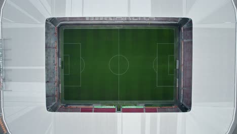 Vista-Aérea-De-Arriba-Hacia-Abajo-Sobre-El-Estadio-Wwk-Arena-Vacío,-Hogar-Del-Fc-Augsburg