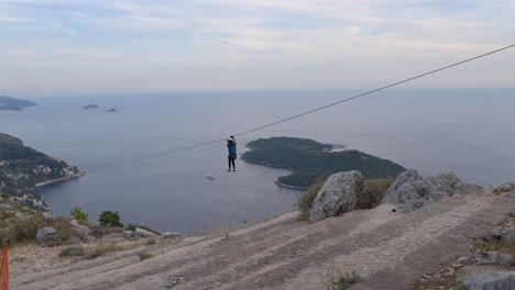 Reißverschlussfutter-Für-Mädchen-In-Dubrovnik,-Kroatien.-Zeitlupe