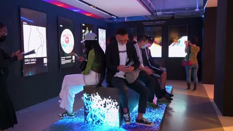 Chinesische-Besucher-Interagieren-Mit-Einer-Digitalen-Kunstinstallation-Auf-Der-Digital-Art-Fair,-Die-Kommende-Trends-Wie-Web-3-Präsentiert