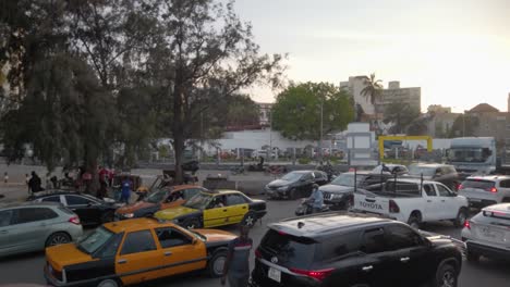 Una-Toma-De-Trípode-Que-Muestra-El-Denso-Tráfico-En-Las-Calles-De-Dakar,-Con-Muchos-Autos-Moviéndose-Lentamente