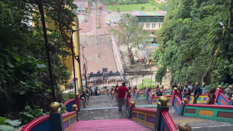 Mit-Blick-Auf-Das-Stadtbild-Skyline-Blick-Von-Der-Spitze-Der-Berühmten-Batu-höhlen-Hindu-tempel-In-Selangor,-Kuala-Lumpur,-Malaysia