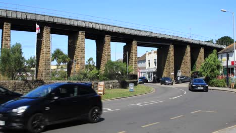 Beliebte-Hängende-Hayle-Viadukt-Eisenbahnbrücke-über-Stark-Befahrene-Straße,-England