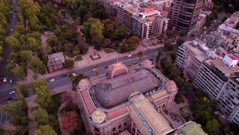 Chilenisches-Nationalmuseum-Der-Schönen-Künste,-Luftdrohne-Erstklassig-Fliegen-über-Santiago-Chile,-Hauptstraße,-Innenstadt-Mit-Sonnenuntergang-San-Cristobal-Hügel-Und-Stadtpark