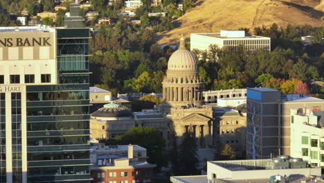 Antena-De-Teleobjetivo-Del-Edificio-De-La-Capital-De-Idaho-En-El-Paisaje-Urbano-Del-Centro-De-Boise