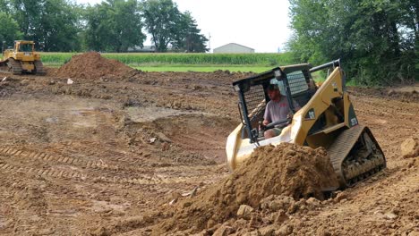 Caterpillar-287b-Kompaktlader-Entleert-Schmutz-Und-Positioniert-Sich-Dann-Neu,-Um-Mehr-Schmutz-Zu-Bewegen