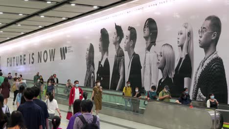 Los-Viajeros-Chinos-Caminan-A-Través-De-Un-Intercambio-De-Plataforma-Cruzada-Entre-Diferentes-Líneas-De-Metro-Durante-La-Hora-Pico-En-Una-Estación-De-Metro-Llena-De-Gente-En-Hong-Kong