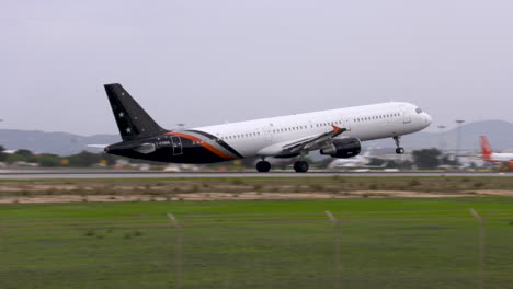 Der-Start-Eines-Airbus-A321-Von-Titan-Airways