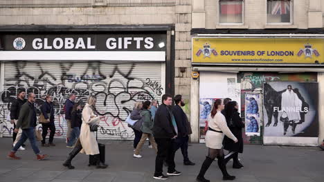 In-Zeitlupe-Laufen-Menschen-An-Leeren-Geschäftsflächen-Vorbei,-Die-Tagsüber-In-Der-Oxford-Street-Als-„tote-Räume“-Bezeichnet-Werden