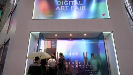 Chinesische-Besucher-Und-Kunstinteressierte-Kommen-Zur-Digital-Art-Fair-Asia-Und-Präsentieren-Kommende-Trends-Wie-Web-3