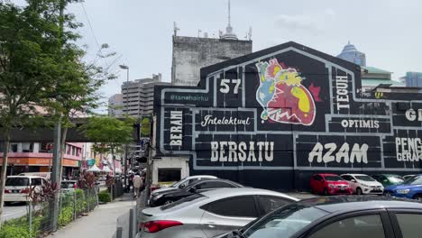 Autos-Estacionados-En-Un-área-De-Estacionamiento-Al-Aire-Libre-En-Kuala-Lumpur,-Malasia