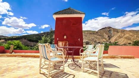 Eine-Ruhige-Terrasse-Mit-Malerischem-Blick-Auf-Die-Marokkanische-Wüsten--Und-Berglandschaft-Mit-Wolkengebilde-Bei-Tag---Zeitraffer