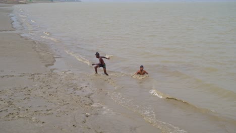 Spielende-Kinder-Im-Alluvium-Am-Ufer-Des-Ganges