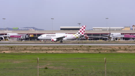 Ein-Volotea-Airbus-A319-flugzeug-Taxis-Zur-Startbahn,-Um-Abzuheben