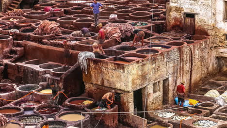 Llenando-Tinas-Con-Agua-Y-Químicos-Misteriosos-Y-Tintes-Y-Pisando-Con-Sus-Pies-En-Un-Antiguo-Proceso-De-Curtido-Tradicional-Para-Pieles-De-Animales---Lapso-De-Tiempo