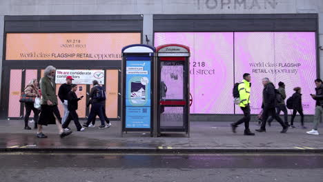 La-Gente-Pasa-Por-Un-Espacio-De-Tienda-Vacío,-Conocido-Como-&quot;espacios-Muertos&quot;,-En-Oxford-Street