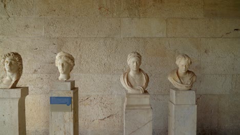 Fünf-Büsten-Berühmter-Menschen-In-Der-Stoa-Von-Attalos