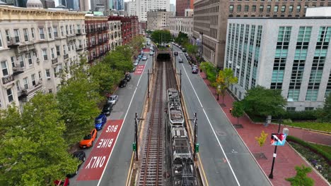 U-Bahn-Zug-Fährt-Durch-Nachbarschaftsstraße-Im-Historischen-Boston,-MA