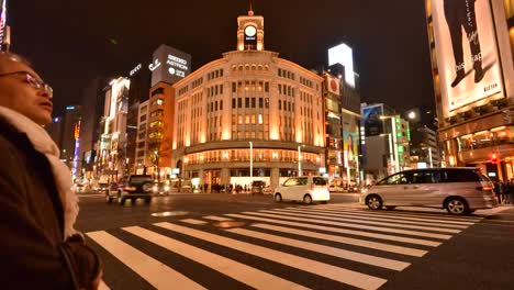 Zeitraffer-Von-Shibuya,-Das-Japan-Nachts-Mit-Autos-Und-Fußgängern-überquert,-Die-Die-Straße-überqueren