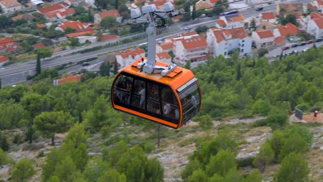 Orangefarbene-Seilbahn,-Die-Den-Berg-In-Dubrovnik,-Kroatien,-Hinunterfährt