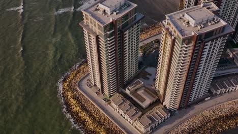 Luftaufnahme-Aus-Der-Vogelperspektive-Der-Neuen-Pearl-Towers-Wohnwohnungen-In-Crescent-Bay,-Karachi