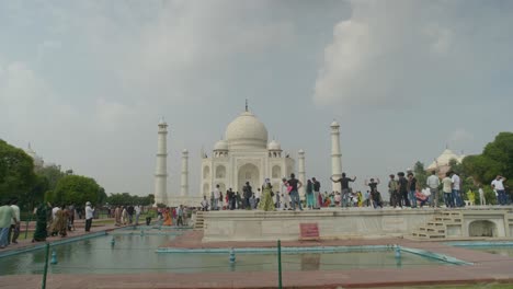 Taj-Mahal,-Agra,-India-Wide-shot-Showing-Landscape-7-Wonders-of-the-World-Destination-Popular-Tourist-Attraction-Historical-Building-and-Architecture-Sunny-Day-Clear-Skies-4K-UHD-25FPS