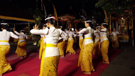 Hindu-tempel-Schöne-Balinesische-Frauen,-Die-In-Traditionellen-Kostümen-Geschmückt-Sind-Und-Ein-Tanzritual-Aufführen,-Das-Teil-Des-Religiösen-Und-Künstlerischen-Ausdrucks-Indonesien-Ist