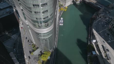 El-Río-Chicago-Se-Inclina-Hacia-Arriba-Para-Ver-La-Torre-Trump-Y-La-Torre-Del-Reloj